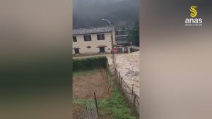 Bomba d'acqua: tram e autobus deviati, forte impatto nel Mugello