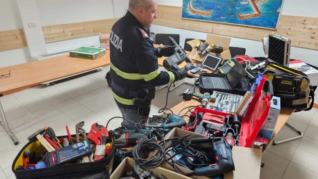 Reggello: sull’autostrada a tutta velocità con la macchina pieni di arnesi rubati