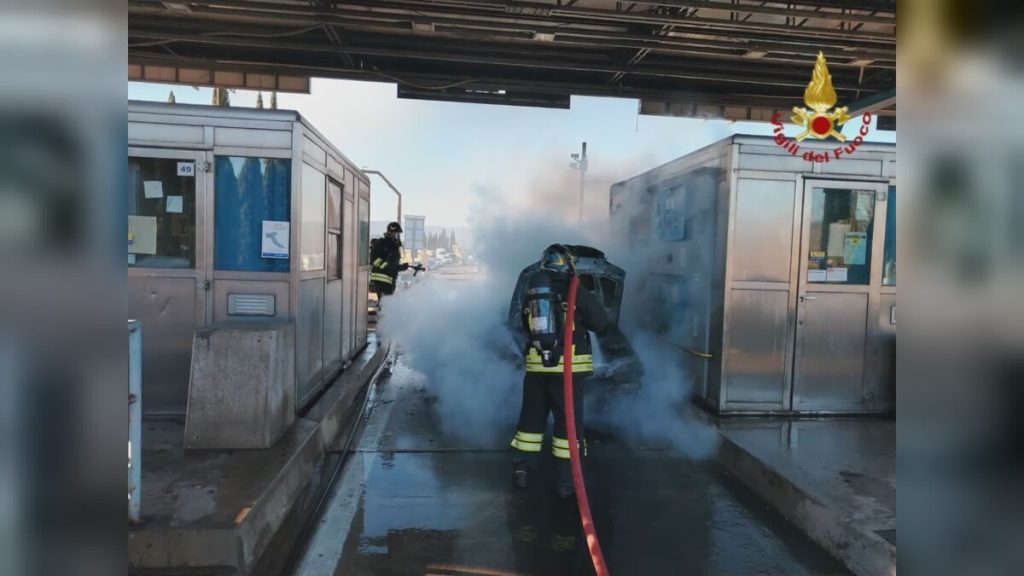 Auto va a fuoco al casello dell'autostrada: corsia chiusa oltre venti giorni / FOTO