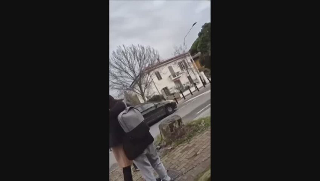 Paura in via Pistoiese, auto si ribalta / VIDEO