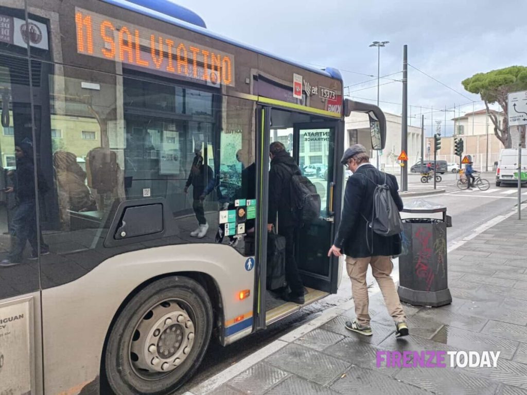 Percorsi cambiati e fermate affollate. “Ti racconto com'è prendere l'autobus in città”