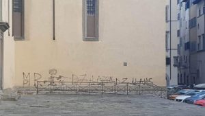Vandalizzata la facciata di Santo Spirito, il priore: “Qui le cose non cambiano mai”