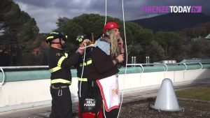 La befana dei vigili del fuoco si cala dalla gru per i piccoli ospiti del Meyer / VIDEO - FOTO