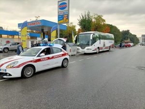 Blitz della polizia municipale sui pullman turistici: raffica di multe
