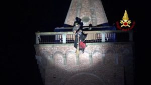 Empoli, centinaia in piazza per il volo della Befana / VIDEO
