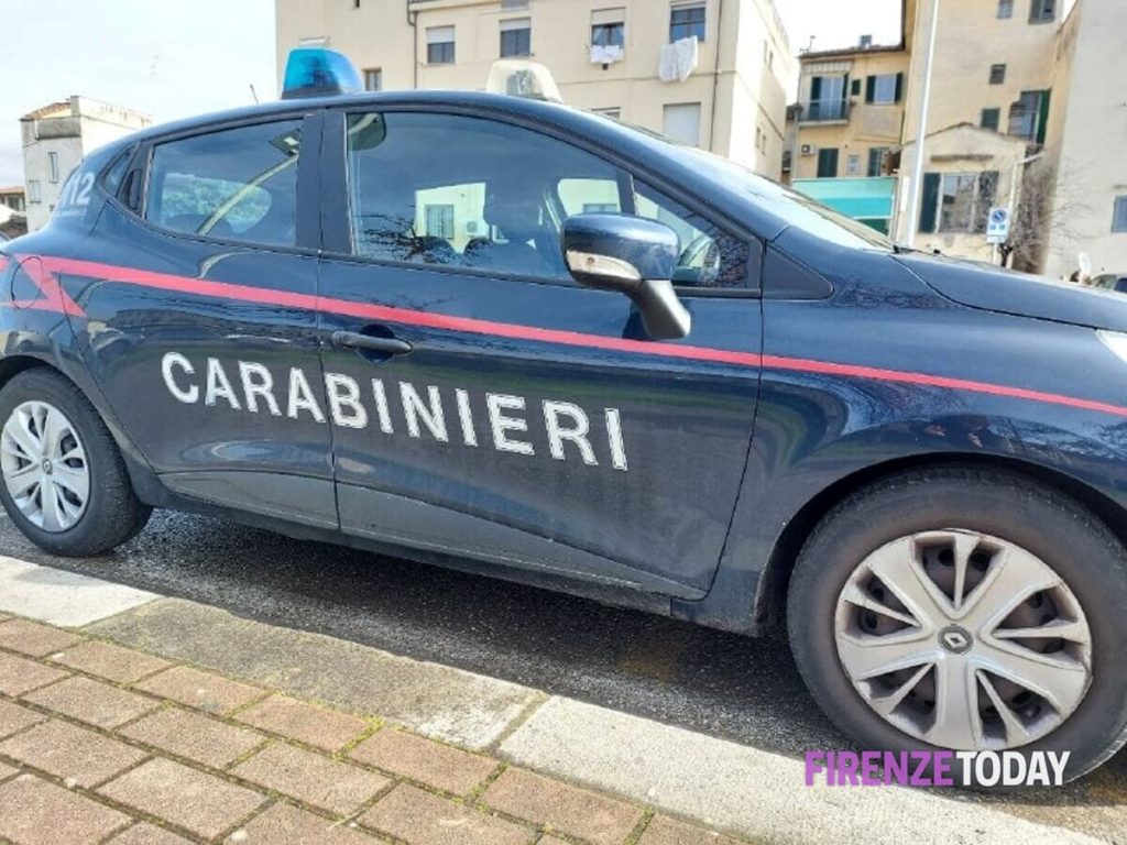 Cocaina, hashish, bilancini e coltelli: arrestato 22enne