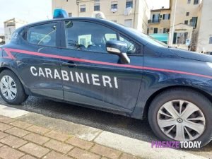 Cocaina, hashish, bilancini e coltelli: arrestato 22enne