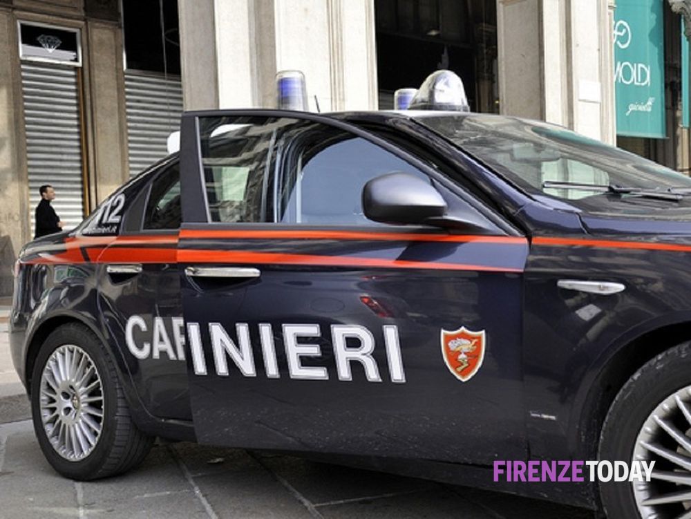 Tenta di soffocarla e la colpisce al volto, le aveva già fratturato una mano: arrestato