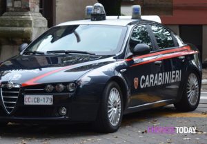 Picchia la compagna e la minaccia con un coltello, arrestato 47enne