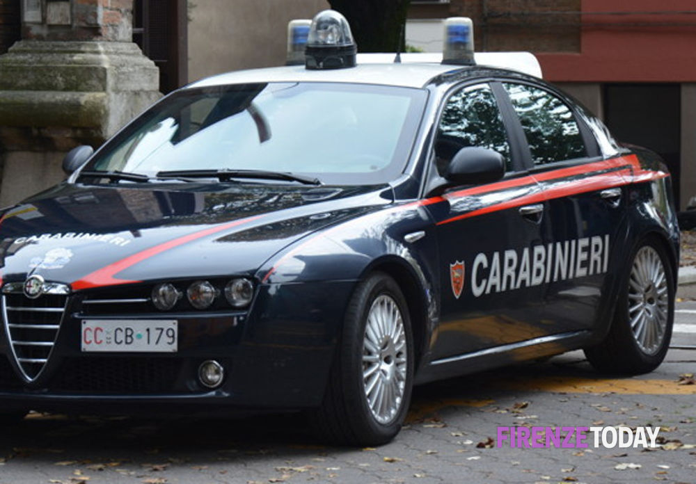 Picchia la compagna e la minaccia con un coltello, arrestato 47enne