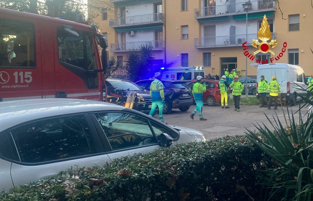 Prende fuoco quadro elettrico e restano intrappolate nell'ascensore / FOTO