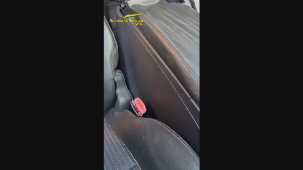 Controlli, il cane fiuta e trova chili di cocaina: arrestato corriere della droga / VIDEO