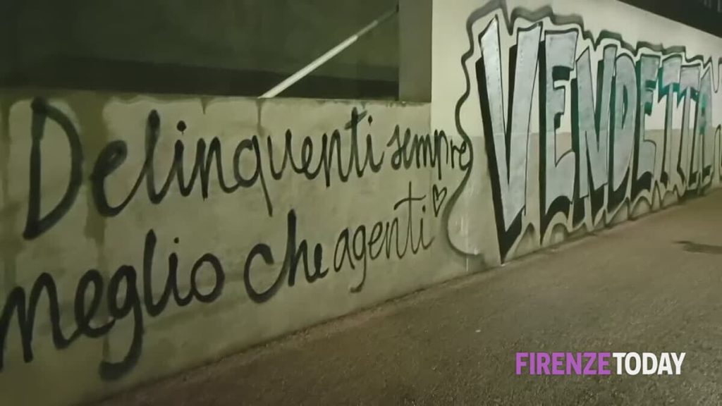 Corteo per Ramy, incendiato un cassonetto e bottiglie contro il tribunale: "Lottiamo per lui" / VIDEO
