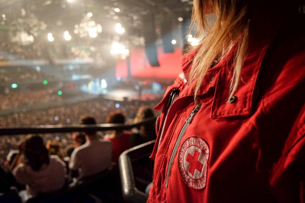 Violenza sulla Croce Rossa: volontari picchiati dai pazienti dentro l’ambulanza