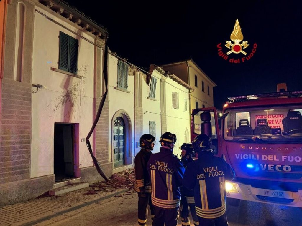 Crolla il tetto della casa, evacuata una famiglia / FOTO