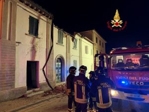 Crolla il tetto della casa, evacuata una famiglia / FOTO