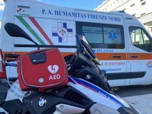 Malore durante la partita di calcetto: gli amici lo salvano con il defibrillatore