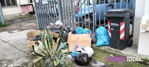Rifiuti abbandonati: una "discarica" fra le case / FOTO