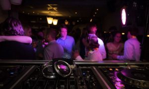Picchiato nel locale notturno: chiusa discoteca