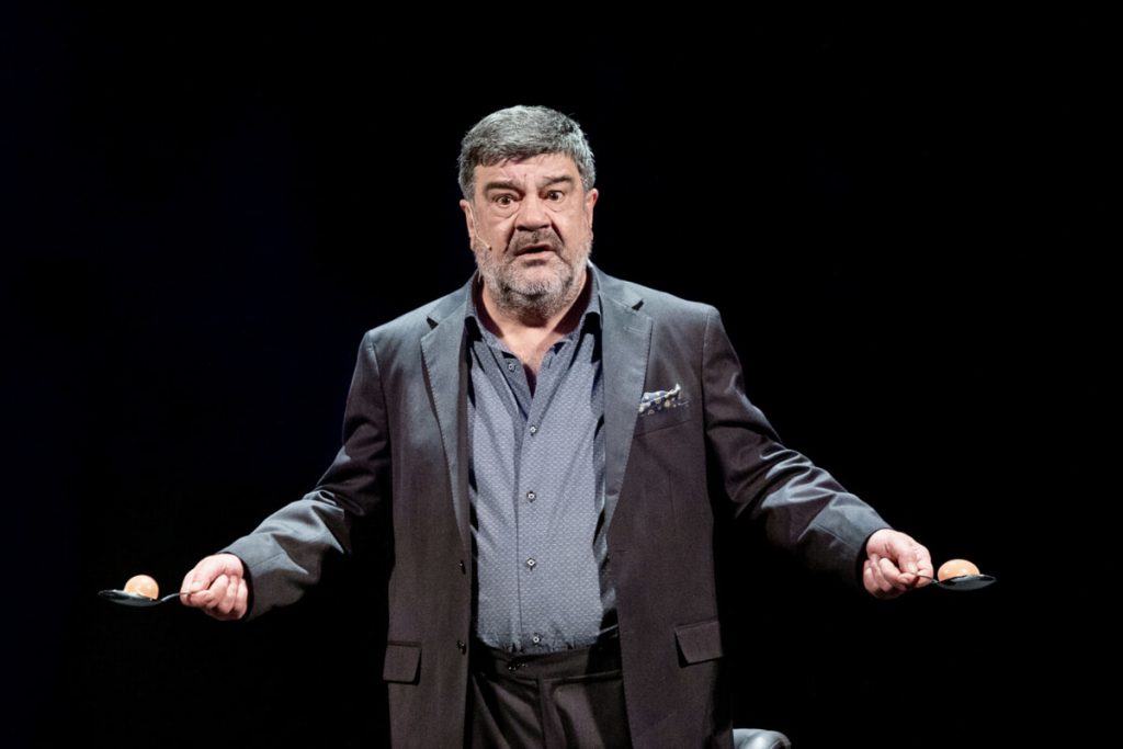 Al Teatro della Pergola "Chi è io?": un’indagine sulla psiche e sull’anima con Francesco Pannofino