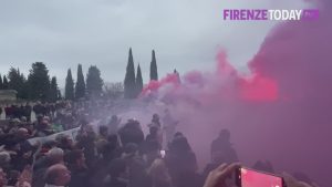Bagno di folla al funerale di 'Ciccio Fiorenza': “Vola in alto, presidente” / VIDEO - FOTO