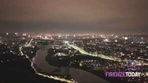 Lo spettacolo dall'alto dei fuochi d'artificio in tutta Firenze / VIDEO