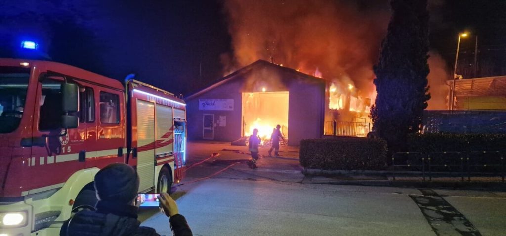 A fuoco il capannone dell'associazione di volontariato