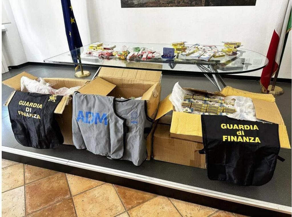 Controlli, sequestrati 33mila giocattoli insicuri: sei arresti