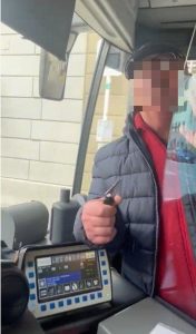 Terrore sull’autobus: autista minacciato con coltello 