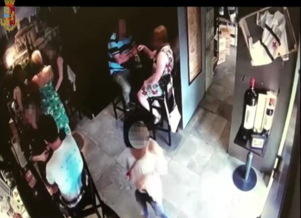 Centro: attenti alle belle borseggiatrici a caccia di turisti