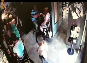 Centro: attenti alle belle borseggiatrici a caccia di turisti