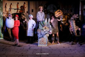 Al Teatro Le Laudi "Dinosauri vivi": quattro risate nella preistoria tra comicità e dinosauri giganti