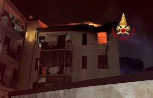 Incendio in un appartamento: due persone in ospedale / FOTO