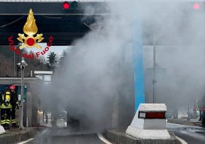 Auto in fiamme, paura in autostrada / FOTO