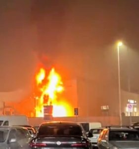 Petardi e fuochi d'artificio, a fuoco un negozio a Prato: si cercano i responsabili
