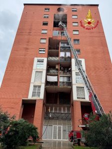 Incendio in appartamento al settimo piano / FOTO - VIDEO