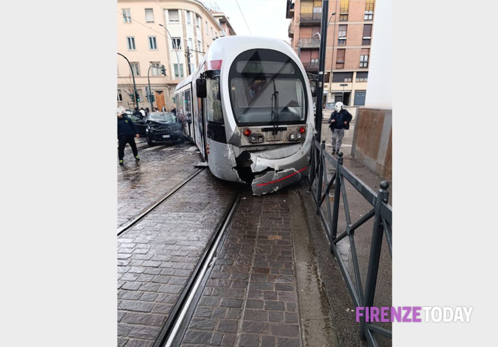 Incidente tra auto e tramvia: traffico paralizzato / FOTO