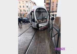Incidente tra auto e tramvia: traffico paralizzato / FOTO