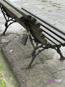 Keybox ovunque: il locker delle chiavi nella panchina del giardino pubblico