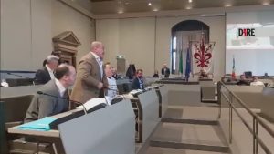 Vetrofanie, il centrodestra con le magliette contro gli aumenti: bufera in consiglio comunale / VIDEO