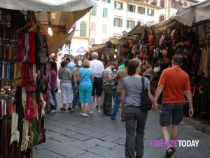Turismo di massa e residenti: a San Lorenzo torna il giorno di chiusura del mercato della pelle