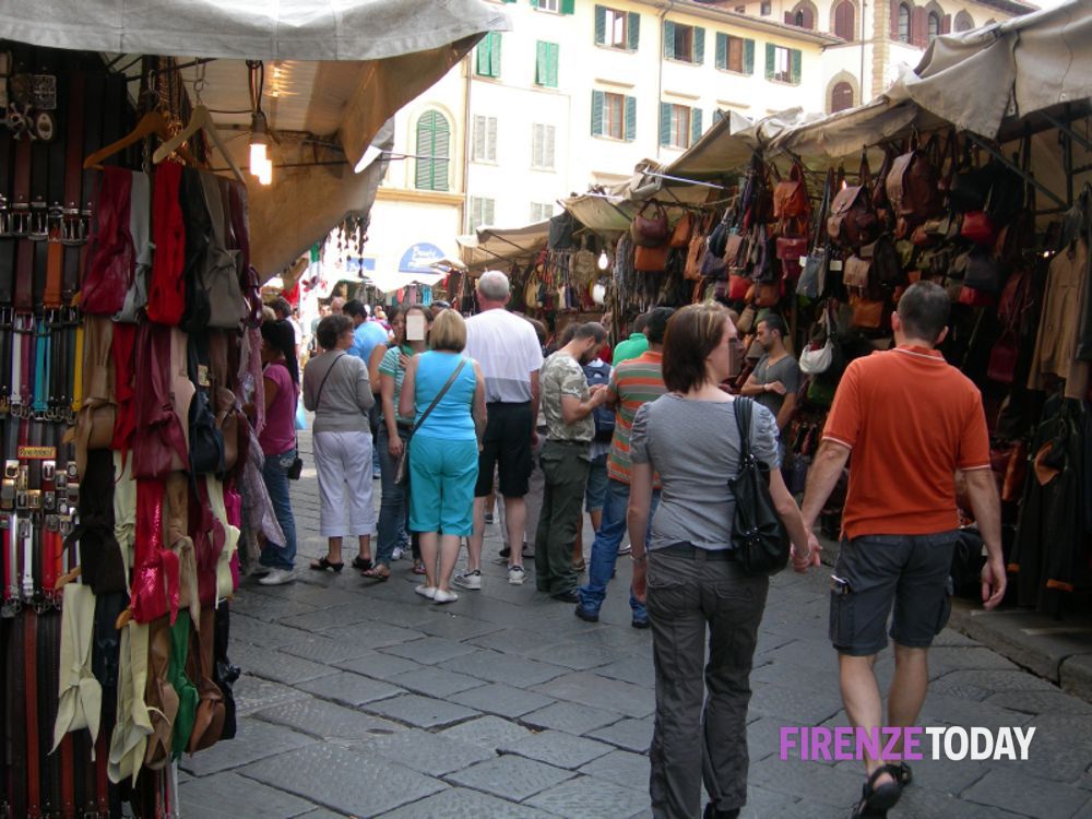 Turismo di massa e residenti: a San Lorenzo torna il giorno di chiusura del mercato della pelle