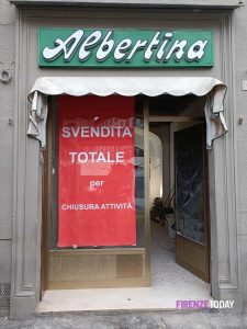 Chiude la storica Albertina, al suo posto un ristorante: “Le botteghe non esistono più” 