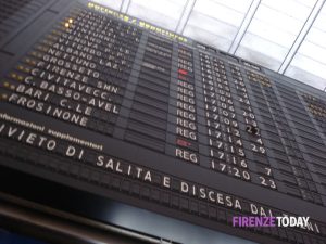 Treni fermi a Milano, ritardi e cancellazioni. La stoccata di Renzi: "Salvini è tornato al ministero"