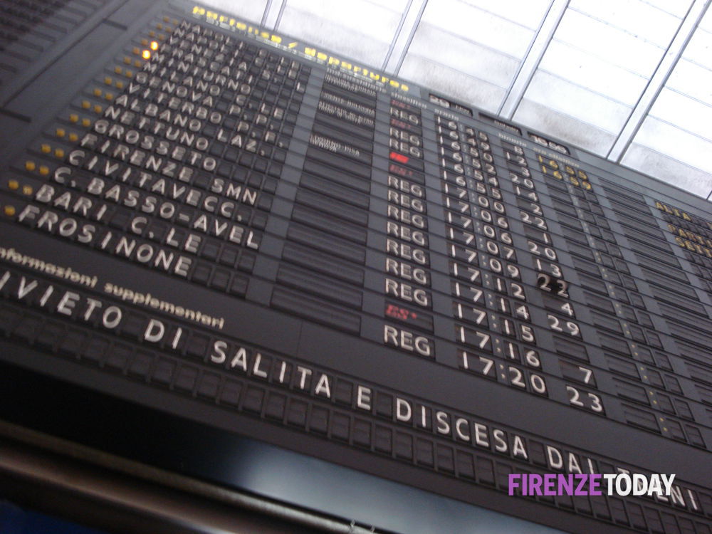 Treni fermi a Milano, ritardi e cancellazioni. La stoccata di Renzi: "Salvini è tornato al ministero"