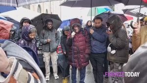 Protesta alla questura: "Due anni per un permesso di soggiorno, così il governo crea l'emergenza migranti" / FOTO - VIDEO