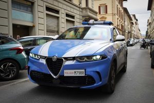 Spacca il vetro e ruba nell'auto: il proprietario lo trova e lo fa arrestare
