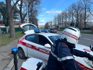 Lo fermano per un controllo e lo trovano pieno di droghe: arrestato 44enne