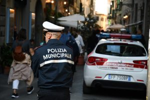 Provoca un incidente e scappa: rintracciata dalla municipale