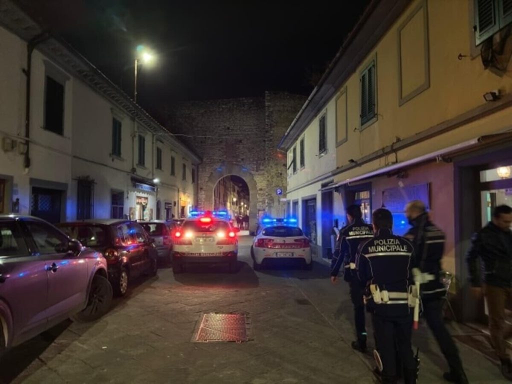 Urta auto in sosta, si ribalta con la Porsche e rifiuta l'alcol test: patente ritirata